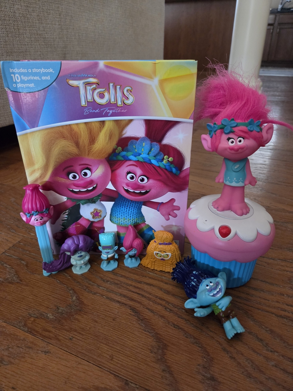 Trolls Poppy Pink Figure Playset with Cupcake Stand and Mini Accessories